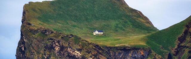 Evo kako unutra izgleda najusamljenija kuća na svetu: Nalazi se na pustom ostrvu, priča se da je koristi tajna sekta i decenijama fascinira javnost (FOTO)