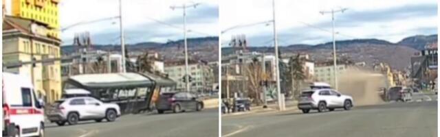 SNIMLJEN JEZIVI TRENUTAK KADA TRAMVAJ IZLEĆE IZ ŠINA Mladić (23) poginuo, devojka (17) ostala bez noge, bori se za život (UZNEMIRUJUĆI VIDEO)