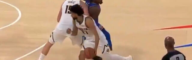 Skandalozna reakcija komentatora Oklahome: Dort očigledno udara Jokića u lice, ovaj ga optužio za floping