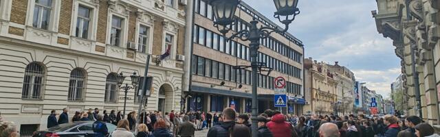 FOTO: Tišina ispred Ekonomske škole u znak sećanja na Vukašina Crnčevića