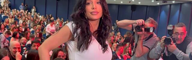 Trudna Edita sa sestrom došla na koncert Magla benda: Uska majica istakla stomak, a tu su i ove poznate zvezde