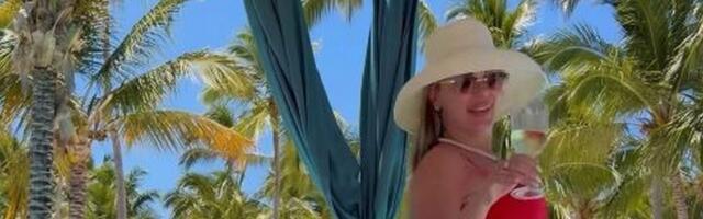 Evo kako uživa najpoznatija sestra na javnoj sceni: Pleše u crvenoj haljini, piće, jastog...sve joj je potaman