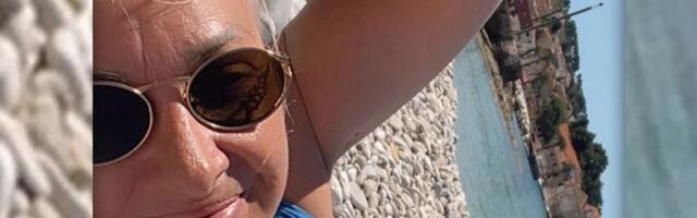 Udovica legendarnog pevača preselila se na ostrvo: Opalila selfi u kupaćem na plaži, grmi u 59. godini