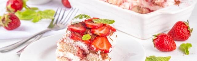 Brza torta sa jagodama: Osvežavajući desert tokom vrelih dana, a sprema se očas posla