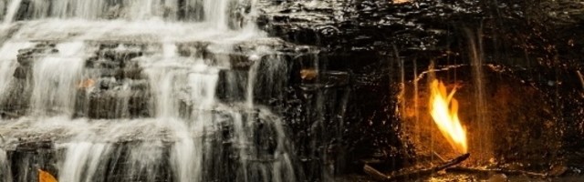 Kako ovaj plamen skriven u vodopadima Čestnat Ridža ostaje upaljen? (FOTO)
