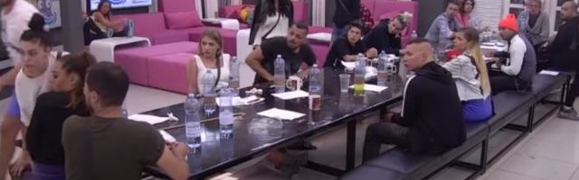 Zadrugarke VRIŠTALE IZ PETNIH ŽILA! U spavaću sobu uleteo NEPLANIRANI GOST - PREKINUTA EMISIJA! (VIDEO)