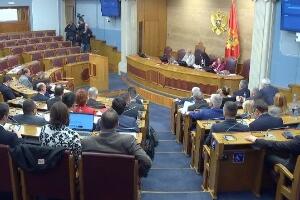 Скупштина Црне Горе други пут усвојила измене Закона о председнику, сузавац на протесту испред парламента