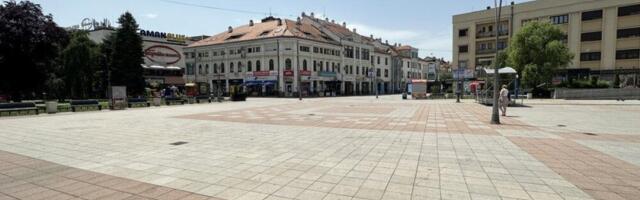 Go, sa kartonom na polnom organu i povredom glave trčao kroz grad! Bizarna scena u Čačku!