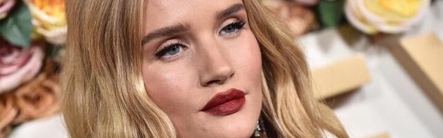 Skinula se, pa zapalila Instagram! U čipkastom vešu oduzima dah (FOTO/VIDEO)