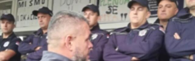 Novopazarci poručili policajcima ispred univerziteta: Budite na strani naroda (VIDEO)