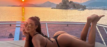 MAJA MARINKOVIĆ POKAZALA SILIKONSKU ZADNJICU NA JAHTI: Starleta diže temperatutu u tanga bikiniju, evo kakav je posao hirurg odradio (FOTO)