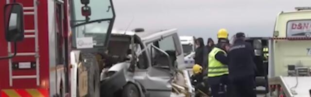 OGLASIO SE MUP O NESREĆI U KOJOJ JE STRADALO ČETVORO Vozaču kombija se bore za život (VIDEO)