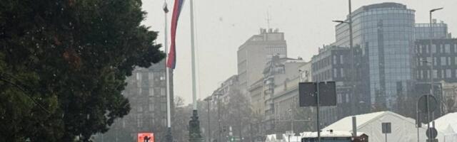 BLOKADER IZBO NOŽEM ČOVEKA U ĆACILENDU! Krvavi napad u ranu zoru ispred Skupštine!