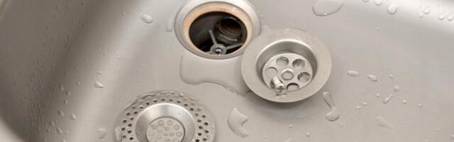 Ni sirće, ni soda bikarbona: Ovaj jeftin sastojak može otpušiti sudoperu dok pucnete prstima