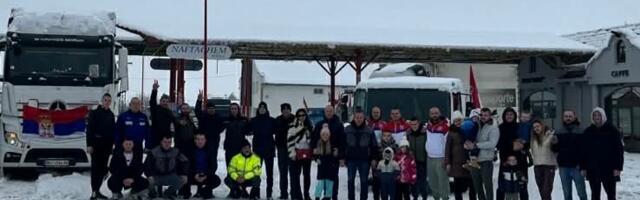 KAMIONDŽIJE SLAVILE BOŽIĆ U KOLONI! Trubljenje, zastave i 20 kamiona prodefilovalo Sremskom Mitrovicom i Laćarkom (VIDEO)