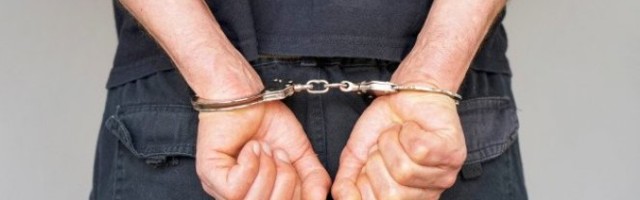 JAGODINAC SE NAPIO, PA NAPAO SUDSKO OBEZBEĐENJE: Pretio, psovao pa hteo da se bije! Ali onda je došla policija...