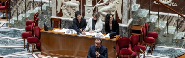 Francuska vlada preživela dva glasanja o nepoverenju