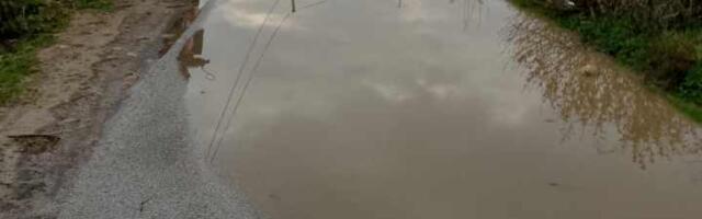 Čitaoci javljaju: U Donjem Krajincu put do škole pod vodom, predsednik mesne zajednice se svađa sa komšijama