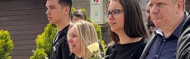 SAHRANA SAŠE KATANČIĆA: Supruga se ne odvaja od ćerke i sina, udovica jeca, deca je pridržavaju (FOTO)