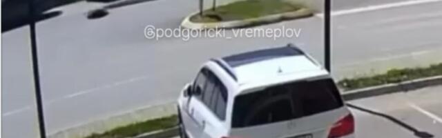 UZNEMIRUJUĆE Snimak jezive saobraćajke: Vozač na pešačkom udario majku i bebu u kolicima (VIDEO)