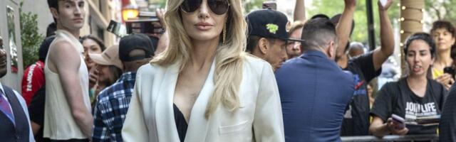 Anđelina Džoli oduševila modnim izdanjem: Crna haljina i holivudski glamur (FOTO)