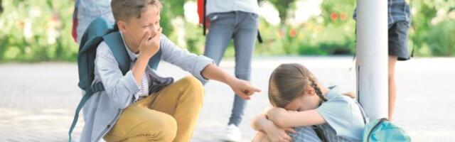 LJUDI, ŠTA SE OVO DEŠAVA!? USTAŠKI LOGOR USRED ŠKOLE U SRBIJI! Vezuju se, šamaraju, bodu...