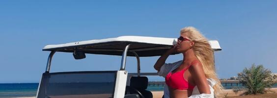JASNA MILENKOVIĆ JAMI NA PRAGU SEDME DECENIJE MUŠKARCIMA POMUTILA UM: Pevačica se skinula u majušni bikini, pa digla nogu na džip (FOTO)