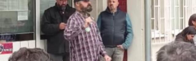 Profesor Bojanić stoji po kiši u centru Zrenjanina u znak podrške Dijani Hrki