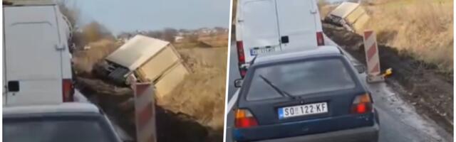 KAMION SLETEO U KANAL: Saobraćajna nesreća na putu Kula - Crvenka, mogući zastoji (VIDEO)