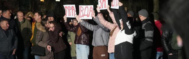 Tužan prizor ispred čačanske bolnice: Porodica, prijatelji i građani se okupili povodom smrti devojčice (4) i traže odgovore