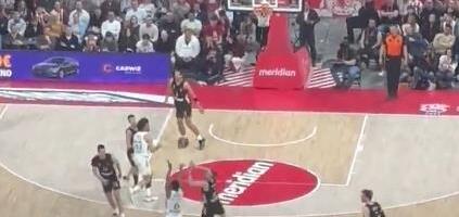 TROJKA SA DRUGE PLANETE! Džered Batlera šokirao sve i pogodio šut koji se retko viđa! Arena se umalo srušila! (VIDEO)