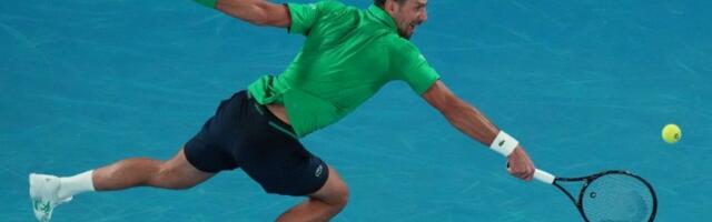 Đoković se sklonio od kamera i nestao iza reklama: Španci tvrde - povraćao je! (VIDEO)