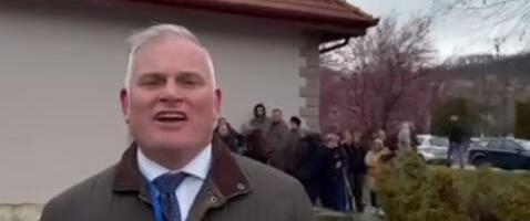 AMERIČKI POSMATRAČ ŠOKIRAN BLOKADERSKIM NASILJEM: Došao u Sevojno pa detaljno objasnio kako se kod nas glasa: Imamo šta da naučimo od Srbije (VIDEO)