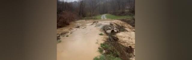 Izlila se bujična reka u selu Osonica kod Ivanjice: Meštani u strahu, ugrožen lokalni ribnjak