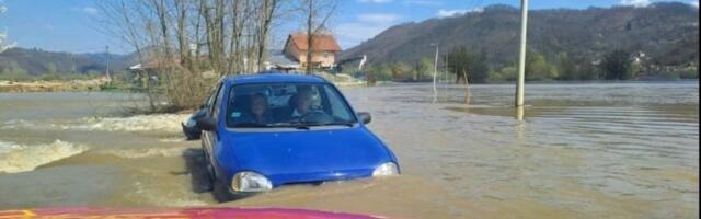 Drama kod Požege: Ostali zarobljeni u bujici Zapadne Morave, usledila je akcija spasavanja (VIDEO)