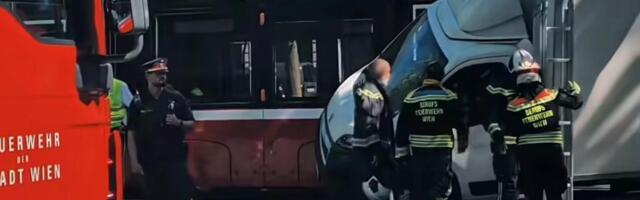 Haos u centru Beča: Kamion posle sudara sa tramvajem ostao da „lebdi“ na dva točka