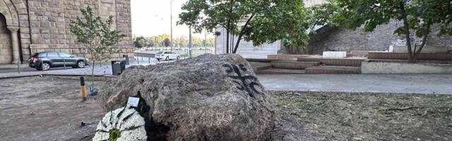 Ispod Brankovog mosta položen „cvet Srebrenice“: „Danas i svaki dan, ljudi pamte ljude“