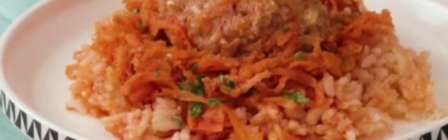 Ćufte od mlevenog mesa i kupusa, a kao prilog pirinač