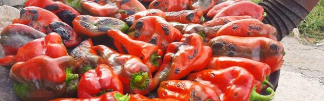 Iako je sada jeftinije kupiti gotovu teglu ajvara u marketu Jelena iz Topole ne odustaje od domaće proizvodnje