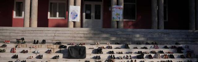 Cipele kao simbol masovnog odlaska iz Dimitrovgrada na prvom zboru i poruka – „biće ih više ako se nešto ne promeni“