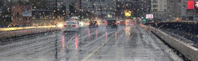 AMSS: Zbog kiše pogoršani uslovi za vožnju! Oprez zbog smanjene vidljivosti