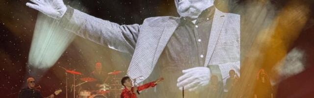 DA TI SRCE ISKOČI IZ GRUDI: Osvanula crno-bela slika Halida Bešlića na koncertu Adija Šošea - publika u suzama! (FOTO, VIDEO)