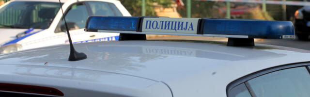 UDARILI VLASNIKA AUTOM NAKON PLJAČKE Bahati provalnici (40 i 19) sa džakovima robe bežali iz prodavnice kod Ćuprije