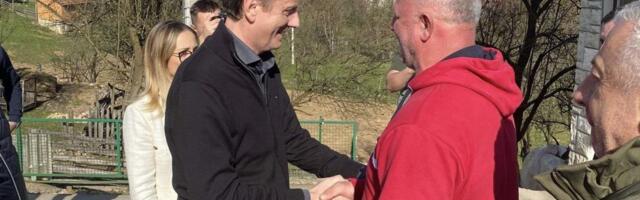 "GLEDALI SMO U NEBO I MOLILI BOGA DA NE DUNE" Selo Markovica tako više ne živi, sad imaju novi dalekovod dug 3 kilometra! Ministar Glišić doneo dobre vesti FOTO