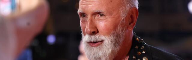 PROCURILA STARA SLIKA DINA MERLINA KOJU JAVNOST NIJE VIDELA: Pevača ne biste prepoznali, jednom rukom grli ovu ženu, a u drugoj ruci drži... (FOTO)