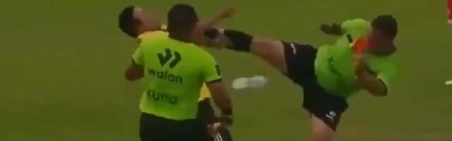 SUDIJA BRUTALNO NOKAUTIRAO TRENERA! Nestvarne scene na fudbalskoj utakmici! Džeki Čen arbitar uništio pomoćnika jednim potezom (VIDEO)