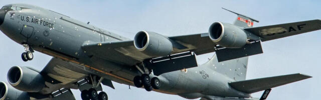 Амерички авион изрешетан шрапнелима слетео у Британију