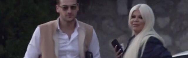 Evo kako izgleda dečko Dare Bubamare: Prvi put u javnosti sa njim, ljube se nasred ulice