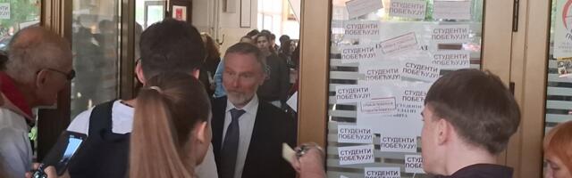 Održan protest ispred Mašinske škole u Novom Sadu: Direktor Jovine nije dozvolio učenicima da izađu iz zgrade (FOTO, VIDEO)