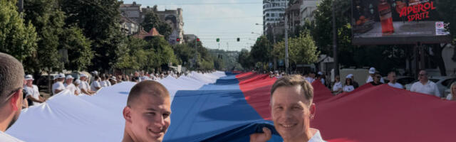 Ministar Mali sa istorijskom srpskom trobojkom: “Ponosni na srpsku trobojku! Srbija pobeđuje” (FOTO)